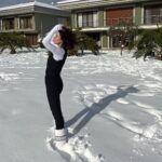 Buse Varol Instagram - Vallahi ne yalan söyleyeyim fotoğraf çekilicem diye dondddddummmm❄️🥶🥶🤍