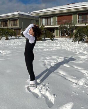 Buse Varol Instagram - Vallahi ne yalan söyleyeyim fotoğraf çekilicem diye dondddddummmm❄️🥶🥶🤍