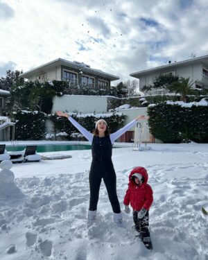 Buse Varol Instagram - Vallahi ne yalan söyleyeyim fotoğraf çekilicem diye dondddddummmm❄️🥶🥶🤍