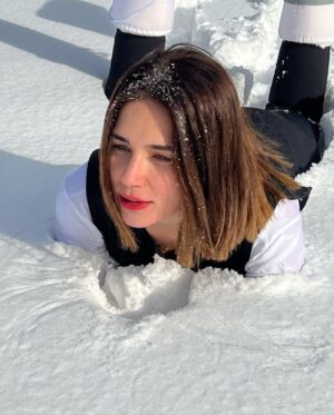 Buse Varol Instagram - Vallahi ne yalan söyleyeyim fotoğraf çekilicem diye dondddddummmm❄️🥶🥶🤍