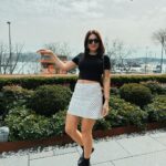Buse Varol Instagram - 1 mi, 2 mi , 3 mü ? 🫶🏼