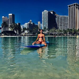 África Zavala Instagram - Living that #Hawaii life 🌈 #live #love #Aloha #ohana #africazavala @leonperazapro 🤙🏻 #surflife #surfstyle