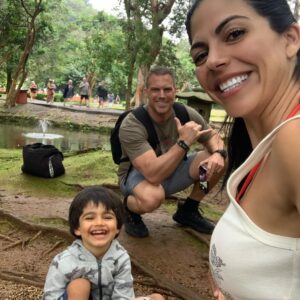 África Zavala Instagram - Living that #Hawaii life 🌈 #live #love #Aloha #ohana #africazavala @leonperazapro 🤙🏻 #surflife #surfstyle