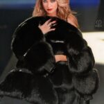 Carmen Electra Instagram - walking into winter like… 🖤❄️ #winter #fashion #fauxfur #warm #snow #winterfashion #highfashion