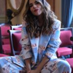 Carolina Gaitán Instagram - Hoy no solo hubo apoyo de la prensa de mi país (lo agradezco con mi alma) sino un espacio abierto a un público profundo, intelectual y sensible para hablar de la creación de la obra. Gracias a todos por asistir. Cada vez más cerca de estas tres funciones 28,29 y 30 de Julio #vidaporquesolohayuna en el @miteatrocolon . Gracias a una mujer que admiro, quiero y respeto @patitamayo : Gracias mi Pat por aceptar la invitación a hacernos preguntas juiciosas, pertinentes y hondas como tú. @johanve_land @mun_entertainment @miteatrocolon y yo tendremos gratitud enorme contigo por siempre. 🎭 Gracias a mi Jefe de prensa: @alexandercubillos 🫶🏻 Mi traje de hoy lo hace @balnearios_project 💦 Las fotos: @conyucros 📸 Teatro Colón