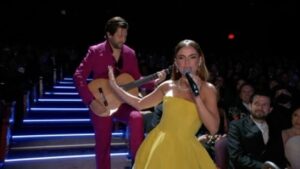 Carolina Gaitán Instagram - Cantar en los Oscars con la convicción de que hago esto desde niña, de saber que es lo que amo, lo que me llena y lo que le ha tocado el corazón a tantos al rededor del mundo con #wedonttalkaboutbruno @encantomovie se siente como una voz en alto por mi país y por la latinidad!  Gracias @theacademy @encantomovie  #linmanuelmiranda 💛💙❤️ Performing at the Oscars knowing that this is what I’ve been doing since I’m a little girl, knowing this is what I love to do, and what have been touching and moving hearts around the world with #wedonttalkaboutbruno feels like representing my country Colombia and my latin@ comunity!!! Thanks @theacademy and THANKS @encantomovie #linmanuelmiranda  #pepamadrigal
