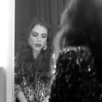 Carolina Gaitán Instagram - Qué rico me suena hoy #quenosedicedemi Mi respuesta a todo siempre será con canciones y con personajes. Les mando amor a todos y muchos besos que vuelan! 🫡🖤👄 Some #salsamusic #quénosedicedemí for this Thursday my friends! Much love and flying kisses!!! 🖤👄🖤🫡 Somewhere Safe