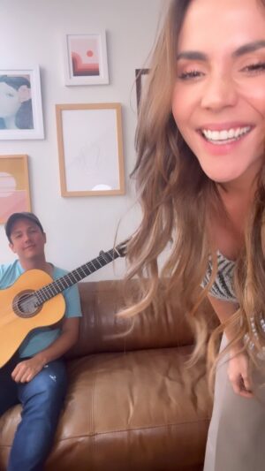 Carolina Gaitán Instagram - Soy llanera, qué rico un joropito de cuando en vez y de vez en cuando!!! Sí te sabes el nombre de esta canción escríbelo! Besos vuelan!
This is how the folklore of my native Colombia sounds like. #joropollanero 
@luissierraguitarrista #luissilva