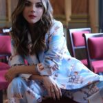 Carolina Gaitán Instagram - Hoy no solo hubo apoyo de la prensa de mi país (lo agradezco con mi alma) sino un espacio abierto a un público profundo, intelectual y sensible para hablar de la creación de la obra. Gracias a todos por asistir. Cada vez más cerca de estas tres funciones 28,29 y 30 de Julio #vidaporquesolohayuna en el @miteatrocolon . Gracias a una mujer que admiro, quiero y respeto @patitamayo : Gracias mi Pat por aceptar la invitación a hacernos preguntas juiciosas, pertinentes y hondas como tú. @johanve_land @mun_entertainment @miteatrocolon y yo tendremos gratitud enorme contigo por siempre. 🎭 Gracias a mi Jefe de prensa: @alexandercubillos 🫶🏻 Mi traje de hoy lo hace @balnearios_project 💦 Las fotos: @conyucros 📸 Teatro Colón