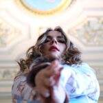 Carolina Gaitán Instagram - Hoy no solo hubo apoyo de la prensa de mi país (lo agradezco con mi alma) sino un espacio abierto a un público profundo, intelectual y sensible para hablar de la creación de la obra. Gracias a todos por asistir. Cada vez más cerca de estas tres funciones 28,29 y 30 de Julio #vidaporquesolohayuna en el @miteatrocolon . Gracias a una mujer que admiro, quiero y respeto @patitamayo : Gracias mi Pat por aceptar la invitación a hacernos preguntas juiciosas, pertinentes y hondas como tú. @johanve_land @mun_entertainment @miteatrocolon y yo tendremos gratitud enorme contigo por siempre. 🎭 Gracias a mi Jefe de prensa: @alexandercubillos 🫶🏻 Mi traje de hoy lo hace @balnearios_project 💦 Las fotos: @conyucros 📸 Teatro Colón
