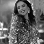 Carolina Gaitán Instagram - Qué rico me suena hoy #quenosedicedemi Mi respuesta a todo siempre será con canciones y con personajes. Les mando amor a todos y muchos besos que vuelan! 🫡🖤👄 Some #salsamusic #quénosedicedemí for this Thursday my friends! Much love and flying kisses!!! 🖤👄🖤🫡 Somewhere Safe