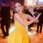Carolina Gaitán Instagram - 20 de Julio me recuerda a mi bandera. Ese día que nos ganamos con Encanto el Oscar y que canté #wedontalkaboutbruno sentía que tenía puesta mi bandera! Espero Uds lo hayan sentido igual! Te amo Colombia! 💛💙❤️ July 20th reminds me of my flag. That day that we won the Oscar with Encanto and I sang #wedonttalkaboutbruno I felt I was wearing my flag. I hope you (my people) have felt the same. Love you Colombia! Love you Latin@s!!! 💛❤️💙 #encanto #oscars #oscarwinners #disney Dolby Theater