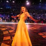Carolina Gaitán Instagram - Taaan agradecida con mi ángel Capitán!!!Los triunfos se vuelven realmente mágicos cuando puedes celebrarlos con los que amas! No se pierdan el video! Los contenidos de @juansebvalencia son tan poderosos! Mucho amor vuela! 💛💥Sooo grateful to my Captain Angel!!! Triumphs become really magical when you can celebrate them with the ones you love! Do not miss the video! The content of @juansebvalencia is always so powerful! Much love flies!!! 🖤🖤 @disneyconcerts @encantomovie Hollywood Bowl