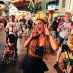 Carolina Gaitán Instagram - Me se todos los textos de las películas de Disney, las canciones hasta los sonidos. Pero les confieso que no venía a los parques desde que tenía 10 años. Aquí estoy de vuelta y ahora con el cast de Encanto siendo parte de la mágica historia de Disney! Esto es demente! No solo me siento locamente agradecida sino que me siento de 10 años otra vez!!! 🧚🏽🧚🏽🧚🏽🧚🏽I know the lines of entire Disney movies, the songs even the sounds but I haven't came to the parks since I was 10 years old. We're back and with the Encanto cast now being part of this magical disney history!!! This is insane. Not only I feel extremely grateful but I feel like I'm 10 again!!! M-A-G-I-C!!! #d23expo #d23disney Disneyland/Califonia Adventure