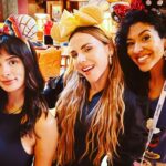 Carolina Gaitán Instagram - Me se todos los textos de las películas de Disney, las canciones hasta los sonidos. Pero les confieso que no venía a los parques desde que tenía 10 años. Aquí estoy de vuelta y ahora con el cast de Encanto siendo parte de la mágica historia de Disney! Esto es demente! No solo me siento locamente agradecida sino que me siento de 10 años otra vez!!! 🧚🏽🧚🏽🧚🏽🧚🏽I know the lines of entire Disney movies, the songs even the sounds but I haven't came to the parks since I was 10 years old. We're back and with the Encanto cast now being part of this magical disney history!!! This is insane. Not only I feel extremely grateful but I feel like I'm 10 again!!! M-A-G-I-C!!! #d23expo #d23disney Disneyland/Califonia Adventure