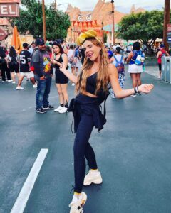 Carolina Gaitán Instagram - Me se todos los textos de las películas de Disney, las canciones hasta los sonidos. Pero les confieso que no venía a los parques desde que tenía 10 años. Aquí estoy de vuelta y ahora con el cast de Encanto siendo parte de la mágica historia de Disney! Esto es demente! No solo me siento locamente agradecida sino que me siento de 10 años otra vez!!! 🧚🏽🧚🏽🧚🏽🧚🏽I know the lines of entire Disney movies, the songs even the sounds but I haven't came to the parks since I was 10 years old. We're back and with the Encanto cast now being part of this magical disney history!!! This is insane. Not only I feel extremely grateful but I feel like I'm 10 again!!! M-A-G-I-C!!! #d23expo #d23disney Disneyland/Califonia Adventure
