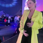 Carolina Gaitán Instagram - 1. Miami on Set #rojocarmesí MUY PRONTO! Ya Vieron promos por nuestra tele?❤️ 2. Antojos múltiples de ser humano embarazado 🍝 3. Lanzamiento del Teatro Panorama y la Panza crece!🤰🎭 4. Chicks on Set! 🎬👯‍♀️👯‍♀️🎬 5. FEP con el 🖤! Me tocaba sentada al lado de la cámara para poder ver los conciertos en santa paz. Me trataron divino. Estar embarazada tiene su tumbao!!! 🎶🥳🎥