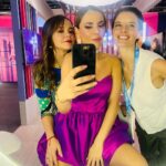 Carolina Gaitán Instagram - 1. Miami on Set #rojocarmesí MUY PRONTO! Ya Vieron promos por nuestra tele?❤️ 2. Antojos múltiples de ser humano embarazado 🍝 3. Lanzamiento del Teatro Panorama y la Panza crece!🤰🎭 4. Chicks on Set! 🎬👯‍♀️👯‍♀️🎬 5. FEP con el 🖤! Me tocaba sentada al lado de la cámara para poder ver los conciertos en santa paz. Me trataron divino. Estar embarazada tiene su tumbao!!! 🎶🥳🎥
