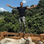 Charles Oliveira Instagram - Não é novidade para vocês essa minha paixão pela natureza, animais e principalmente pelo gado, um sonho de menino realizado e hoje foi dia de vacinar o gado, número os garrote e aí um um pouquinho do nosso domingo 🐂❤️ #fazendaoliveira @stud.oliveira