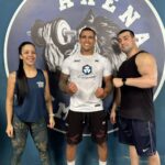Charles Oliveira Instagram - A musculação não apenas tonifica os músculos, mas também traz benefícios para a saúde, como fortalecer os ossos e melhorar a postura. E eu como atleta de alto rendimento preciso sempre do meu corpo trabalhando, e Se você quer alcançar seus objetivos e transformar seu corpo, não há nada melhor do que um bom treino de musculação e com ótimos profissionais @biaah_silva992 @arenagymguaruja_oficial @fh_personalt 💪✨ 💥 #treinodemusculação #musculação #foco #determinação #treino #fitness #saúde”