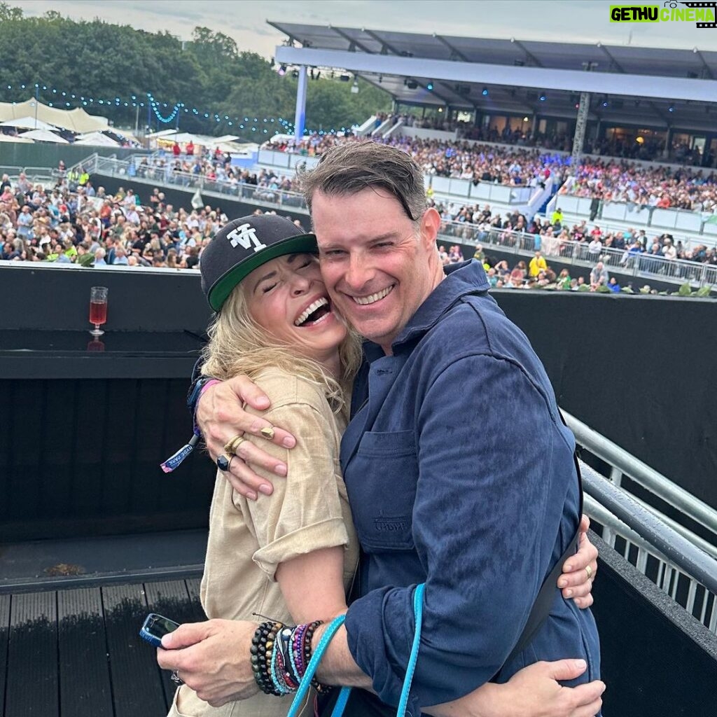 Chelsea Handler Instagram - I bartended the Springsteen show last night, and it felt incredible to be of service. I Love London, but no one is as lovable than Bruce Springsteen. What a ducking show!