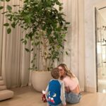 Chiara Ferragni Instagram - Vi presento Feliciona: non solo una pianta, ma un luogo della casa dove poter riflettere e ricordarci sempre delle piccole felicità quotidiane. Benvenuta in famiglia Feliciona, cresciamo insieme, sotto lo stesso cielo, nutrendoci di luce, amore e positività 🍀🍃🌿 Milan, Italy