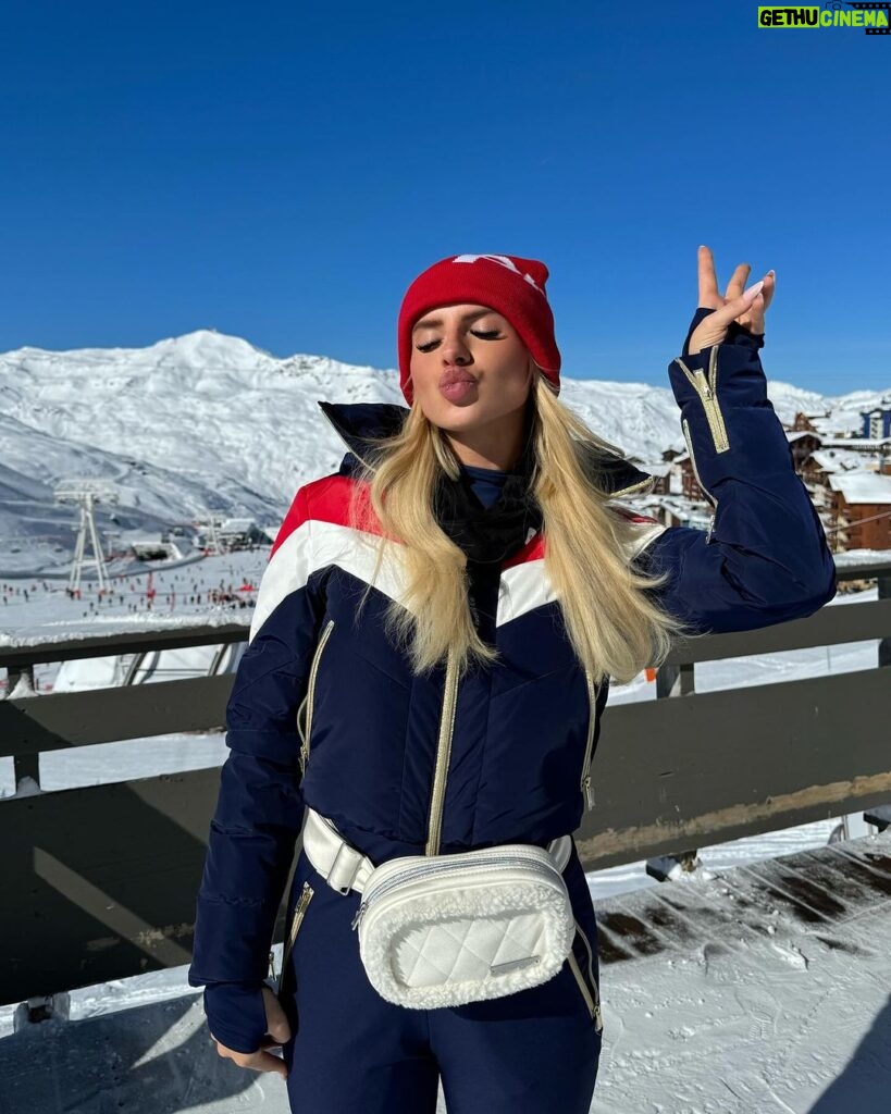 Chloe Burrows Instagram - Day oneeee done!! My whole body hurts I’ve cancelled our lesson this morning hahahahaaha Also ski tan in full effect with my burnt nose :) Val Thorens