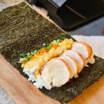 Chonlathorn Kongyingyong﻿ Instagram - Kanori Hand Roll🍙 • นี่เป็นร้านที่ทำให้เรารู้สึกสบายใจเหมือนได้กิน comfort food กับรสชาติที่เราไม่ได้กินมานาน รสชาติของข้าวดีมากๆไม่ทำให้วัตถุดิบอื่นโดนกลบรสชาติ ซอสต่างๆในแต่ละชิ้นถูกคิดมาอย่างดี และที่ชอบมากๆและเป็นตัวชูโรงของร้านเลยคือ สาหร่าย นี่คือสาหร่ายที่บาง กรอบ และไม่ติดอยู่ในปาก น่าจะเป็นสาหร่ายที่ดีที่สุดตั้งแต่เคยกินมา คือรู้ได้เลยว่านี่ไม่ใช่สาหร่ายธรรมดาแน่นอน สั่งเป็นเซ็ต 7 ชิ้น หยุดกินไม่ได้สั่งเพิ่มไปอีก 4 ชิ้น ส่วนของหวาน matcha ice cream ท็อปด้วย salted caramel กินไปสองถ้วยไม่แบ่งใครนี่คือสิ่งที่ไม่ได้เกิดขึ้นกับผมมานานแล้วเพราะงั้นไม่น่าต้องบรรยาย🫠 #capcravin