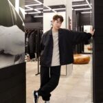 Chonlathorn Kongyingyong﻿ Instagram - FEAR OF GOD ESSENTIALS ♠️ พบกับแบรนด์ Fear of God ESSENTIALS คอลเลกชั่นล่าสุด Fall 2023 ไปพร้อมๆกับกัปตัน ได้แล้ววันนี้ที่ร้าน CLUB 21 Gaysorn Village, G FL. #club21multilabel #fearofgodessentials