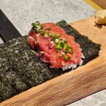 Chonlathorn Kongyingyong﻿ Instagram - Kanori Hand Roll🍙 • นี่เป็นร้านที่ทำให้เรารู้สึกสบายใจเหมือนได้กิน comfort food กับรสชาติที่เราไม่ได้กินมานาน รสชาติของข้าวดีมากๆไม่ทำให้วัตถุดิบอื่นโดนกลบรสชาติ ซอสต่างๆในแต่ละชิ้นถูกคิดมาอย่างดี และที่ชอบมากๆและเป็นตัวชูโรงของร้านเลยคือ สาหร่าย นี่คือสาหร่ายที่บาง กรอบ และไม่ติดอยู่ในปาก น่าจะเป็นสาหร่ายที่ดีที่สุดตั้งแต่เคยกินมา คือรู้ได้เลยว่านี่ไม่ใช่สาหร่ายธรรมดาแน่นอน สั่งเป็นเซ็ต 7 ชิ้น หยุดกินไม่ได้สั่งเพิ่มไปอีก 4 ชิ้น ส่วนของหวาน matcha ice cream ท็อปด้วย salted caramel กินไปสองถ้วยไม่แบ่งใครนี่คือสิ่งที่ไม่ได้เกิดขึ้นกับผมมานานแล้วเพราะงั้นไม่น่าต้องบรรยาย🫠 #capcravin
