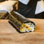 Chonlathorn Kongyingyong﻿ Instagram - Kanori Hand Roll🍙 • นี่เป็นร้านที่ทำให้เรารู้สึกสบายใจเหมือนได้กิน comfort food กับรสชาติที่เราไม่ได้กินมานาน รสชาติของข้าวดีมากๆไม่ทำให้วัตถุดิบอื่นโดนกลบรสชาติ ซอสต่างๆในแต่ละชิ้นถูกคิดมาอย่างดี และที่ชอบมากๆและเป็นตัวชูโรงของร้านเลยคือ สาหร่าย นี่คือสาหร่ายที่บาง กรอบ และไม่ติดอยู่ในปาก น่าจะเป็นสาหร่ายที่ดีที่สุดตั้งแต่เคยกินมา คือรู้ได้เลยว่านี่ไม่ใช่สาหร่ายธรรมดาแน่นอน สั่งเป็นเซ็ต 7 ชิ้น หยุดกินไม่ได้สั่งเพิ่มไปอีก 4 ชิ้น ส่วนของหวาน matcha ice cream ท็อปด้วย salted caramel กินไปสองถ้วยไม่แบ่งใครนี่คือสิ่งที่ไม่ได้เกิดขึ้นกับผมมานานแล้วเพราะงั้นไม่น่าต้องบรรยาย🫠 #capcravin