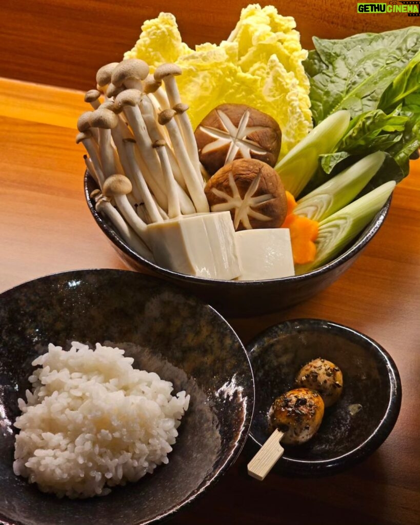 Chonlathorn Kongyingyong﻿ Instagram - Shabu Nashi🍲 • ชาบูสไตล์คันไซ ที่ใช้เนื้อ Kuroge wakyu หรือวัวญี่ปุ่นขนดำ ทำให้กลิ่นที่แทรกอยู่ในมันของเนื้อนั้นตีเข้าจมูกในแต่ละคำยอมรับเลยว่าเนื้อร้านนี้คือที่สุดตั้งแต่กินมาในกรุงเทพ น้ำจิ้มงารสชาติกำลังพอดีไม่หวานจนกลบรสเนื้อ พอนซึไม่เปรี้ยวเล็กน้อยชูรสชาติเนื้อเพิ่มเข้าไปอีก ของหวานเป็น granita มะม่วงกลับลิ้นจี่ล้างปาก🥭