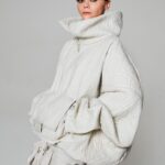 Christina Ricci Instagram - Nacida en Santa Mónica en una familia humilde, Christina Ricci fue descubierta en la obra de navidad de su colegio llamando la atención del manager de un compañero que había empezado a hacer castings. Con 9 años llegó su primera gran oportunidad: rodar Sirenas (1990) con Cher y Winona Ryder. "Me aburría en el colegio porque odiaba ser una niña. Yo quería ir al set y que adultos confiaran en mí la responsabilidad de trabajar. Así descubrí un mundo nuevo en el que centrar mi atención y en el que me sentía válida y me divertía". Su papel en La familia Addams (1991) le valió la fama siendo adolescente. Pronto entró en el torbellino que suponía ser famoso en ese tiempo, en América, y sin ni siquiera rozar los quince. "Nunca he disfrutado siendo el centro de atención. Se me hacía cuesta arriba hacer promociones con la prensa, porque con sus preguntas me hacían analizarme a mí misma de una forma para la que no estaba preparada todavía", cuenta. Descubre la entrevista entera en Harper’s Bazaar mayo, ya en quioscos y en harpersbazaar.es #HarpersBazaar #ThePlayIssue Por: @celcuervo Fotografía: @vladimirmarti Estilismo: @anna_castan