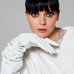 Christina Ricci Instagram - Nacida en Santa Mónica en una familia humilde, Christina Ricci fue descubierta en la obra de navidad de su colegio llamando la atención del manager de un compañero que había empezado a hacer castings. Con 9 años llegó su primera gran oportunidad: rodar Sirenas (1990) con Cher y Winona Ryder. "Me aburría en el colegio porque odiaba ser una niña. Yo quería ir al set y que adultos confiaran en mí la responsabilidad de trabajar. Así descubrí un mundo nuevo en el que centrar mi atención y en el que me sentía válida y me divertía". Su papel en La familia Addams (1991) le valió la fama siendo adolescente. Pronto entró en el torbellino que suponía ser famoso en ese tiempo, en América, y sin ni siquiera rozar los quince. "Nunca he disfrutado siendo el centro de atención. Se me hacía cuesta arriba hacer promociones con la prensa, porque con sus preguntas me hacían analizarme a mí misma de una forma para la que no estaba preparada todavía", cuenta. Descubre la entrevista entera en Harper’s Bazaar mayo, ya en quioscos y en harpersbazaar.es #HarpersBazaar #ThePlayIssue Por: @celcuervo Fotografía: @vladimirmarti Estilismo: @anna_castan