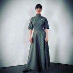 Christina Ricci Instagram - In @emiliawickstead @neillanecouture @tamaramellon for the @yellowjackets press day 🐝🐝🐝 Styled by @cristinaehrlich @bridgetblacksten @allanface @rubyvo_