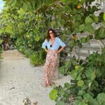 Cindy Crawford Instagram - A little tropical getaway. Thanks @roos and @jamisonernest for my chic beach look from @conigliopalmbeach 🌴