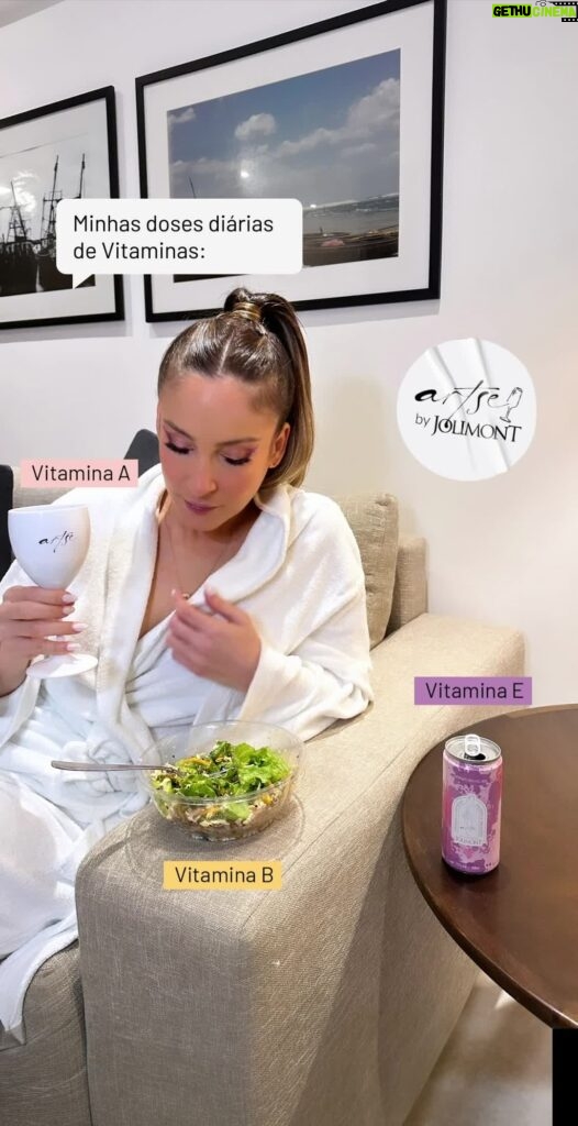 Claudia Leitte Instagram - Minhas doses diárias de Vitaminas: Vitamina A de Artse 🍷 Vitamina E de Espumante 🥂 Vitamina B de Bowl de Salada 🥗 E você? 😉 Conta aqui quais são as suas Vitaminas do dia-a-dia 👇 🥂Aprecie com moderação 🔞Proibido para menores de 18 anos