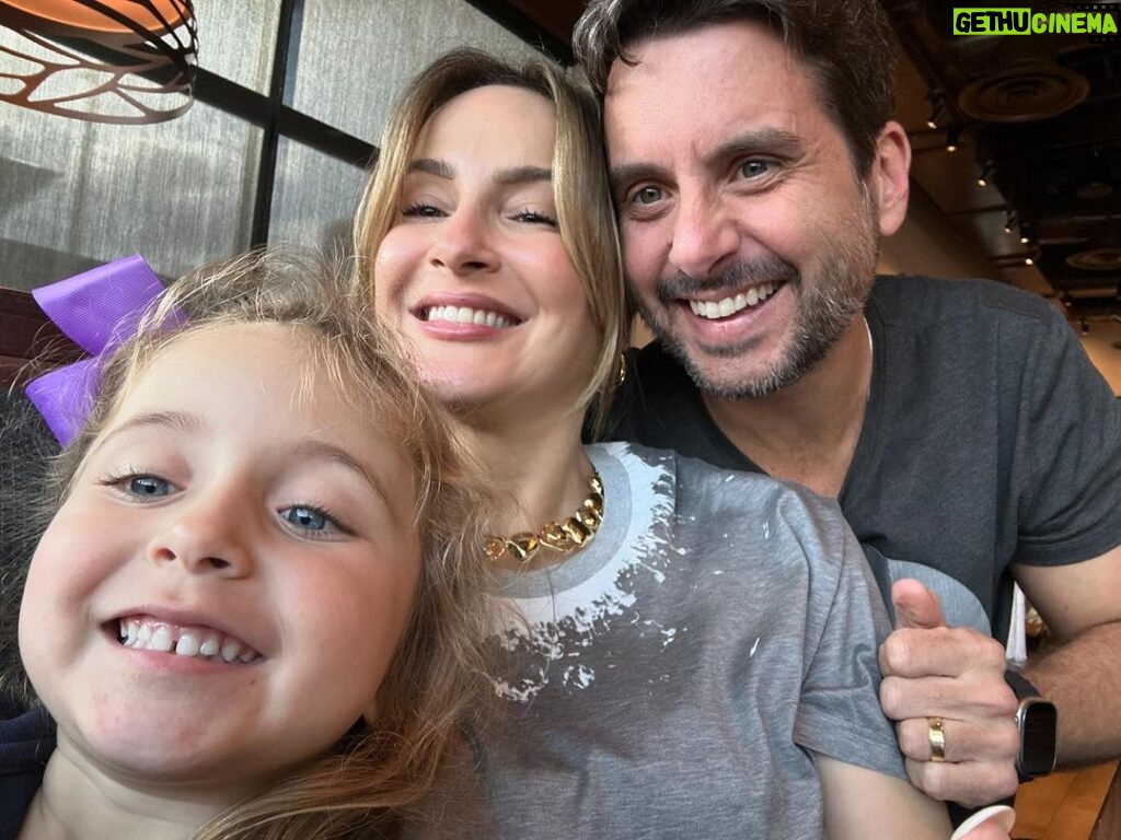 Claudia Leitte Instagram - Quando sua filha, de 4 aninhos, faz uma selfie PERFEITA e tira uma foto sua com seu amor… …não tem filtro que supere a beleza desse registro… 🥹🥹🥹🥹🥹🥹🥹🥹🥹🥹🥹🥹