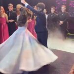 Claudia Leitte Instagram - Isso aí é um compilado bem aleatório de alguns videos e fotos que jogaram no grupo da família. Não consegui fazer registros à altura do que foi o aniversário de 15 anos da minha sobrinha linda, Valentina. Eu tava vivendo intensamente e esqueci da internet! A melhor festa de debutantes que já fui! 🥹🥹🥹🥹🥹 #Realverso