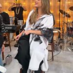 Claudia Leitte Instagram - Deixei o hotel por volta de 7h da manhã, minha produtora disse: “faça uma pose pq a luz tá boa!” Ah! Pessoal, vamos combinar que PIOR QUE MÁ VONTADE, É VONTADE NENHUMA! 🤣 Mas, quando cheguei no pgm, o jogo virou! “A vida é a arte do encontro…”, né? É tudo sobre GENTE! Sobre ser gente e ter gente! Valeu, Paty e time ENCONTRO!