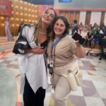 Claudia Leitte Instagram - Deixei o hotel por volta de 7h da manhã, minha produtora disse: “faça uma pose pq a luz tá boa!” Ah! Pessoal, vamos combinar que PIOR QUE MÁ VONTADE, É VONTADE NENHUMA! 🤣 Mas, quando cheguei no pgm, o jogo virou! “A vida é a arte do encontro…”, né? É tudo sobre GENTE! Sobre ser gente e ter gente! Valeu, Paty e time ENCONTRO!