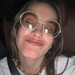 Claudia Leitte Instagram - Uma menina NEUROMODULADA, com sua camisa do show #INTEMPORAL- eu detesto usar foto minha no meu próprio ser… nem porta-retrato, nem disco de ouro ou troféu eu boto dentro de casa, mesmo sendo apaixonada por mim mesma 🤣- mas, essa tá linda e faz propaganda do show ACÚSTICO que vou gravar no dia 09/04, no Vibra, São Paulo, então, tá valendo! 🥹🥹🥹🥹🥹🥹🥹