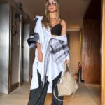 Claudia Leitte Instagram - Deixei o hotel por volta de 7h da manhã, minha produtora disse: “faça uma pose pq a luz tá boa!” Ah! Pessoal, vamos combinar que PIOR QUE MÁ VONTADE, É VONTADE NENHUMA! 🤣 Mas, quando cheguei no pgm, o jogo virou! “A vida é a arte do encontro…”, né? É tudo sobre GENTE! Sobre ser gente e ter gente! Valeu, Paty e time ENCONTRO!