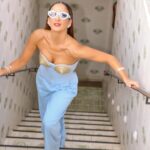 Claudia Leitte Instagram - O Instagram é um recorte pequeno de momentos da vida. Pelo menos, em tese, o post vem depois da experiência, né? Dias bons ou maus, estou firme na ROCHA, bebê! ✝️ Ps. Vez ou outra ela tem a tour dela. 😌