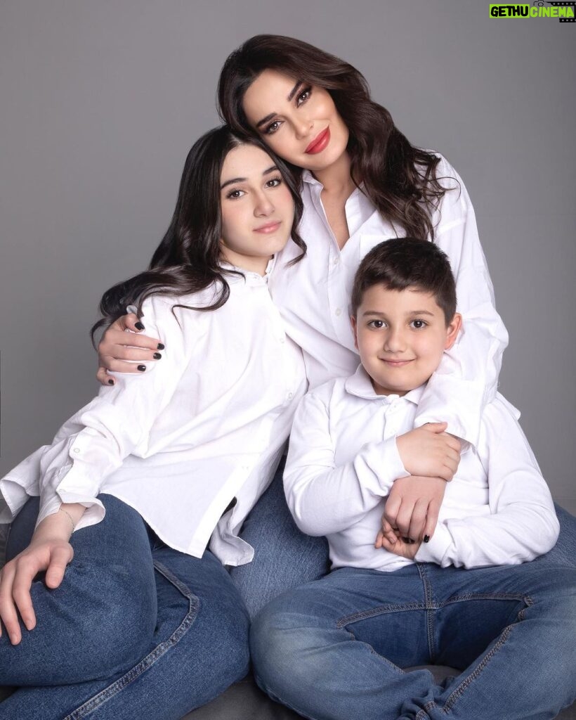 Cyrine Abdel Nour Instagram - الأمومة تاج على راسي انتو حلمي يللي تحقق شكراً يا رب 💖💙 #عيد_الام #سيرين_عبد_النور #سيرين_عبدالنور #cyrineabdelnour #mothersday #motherhood Lebanon