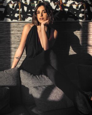 Damlasu İkizoğlu Instagram - 2022'nin ilk fotoğrafı bu güzel ekipten 🤍 
Fotoğraf: @cemtalu 
Makyaj: @nihaldincc
Saç: @engktas
Styling: @dorukkakiz
Mekan: @radisonbluvadistanbul
@rendaguner @sedaydinn
