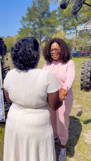Danielle Brooks Instagram - Happy 70th birthday @oprah 🤸‍♂️🎊🥂Love ya like a fat kid loves cake or even better, love ya like you love bread. Sending you so much love. ❤️ 💜❤️