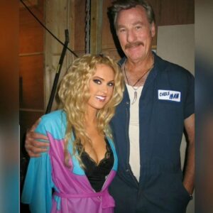 Darcy Donavan Instagram - I had such a wonderful time filming alongside with Craig T. Nelson on the " My Name is Earl "television series! ❤🧡

 You may have seen Craig in "The Incredibles, "Poltergeist"," and the hit television show "Coach." He is such an AMAZING actor and friend!🎥🎥🎬🎬 ⁣

Tell me what your favorite comedy show is in the comments below. ⬇️⬇️
I  CAN'T WAIT TO SEE THEM ALL!🤣😂👍⁣

HAVE A FABULOUS DAY FULL OF FUN AND LAUGHTER EVERYONE!!😘😘😁😁
⁣
👍#photooftheday #comedyseries #televisionseries #mynameisearl #comedy #behindthescenes ⁣
#setlife #onsetphoto #onset #filming #television #actress #actor #televisionactress #filmactress #funny