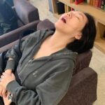 Dee Hsu Instagram – 沒說謊吧！真的累了😮‍💨忠實呈現秒睡😓