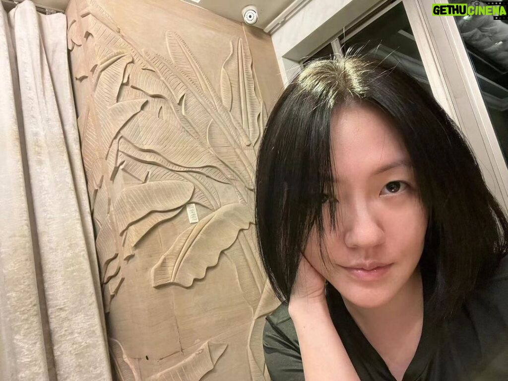 Dee Hsu Instagram - 陪女兒讀書～閒得沒事自己開始修頭髮，我還蠻愛的耶！不知明天會不會變型😅